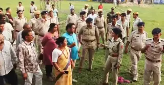 পশ্চিমবঙ্গে চলছে দুর্গাপূজার শেষ সময়ের প্রস্তুতি, পুলিশের নজরদারি জোরদার